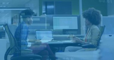 Ofiste konuşan melez kadın meslektaşların diyagram ve veri işleme animasyonları. Teknoloji, iş ve dijital arayüz kavramı dijital olarak oluşturulmuş video.