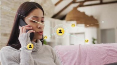 Akıllı telefondan konuşan melez bir kadın yerine ikonlarla bağlantı ağının animasyonu. Dijital olarak oluşturulmuş küresel bağlantılar, iletişim, yaşam tarzı ve dijital arayüz kavramı.