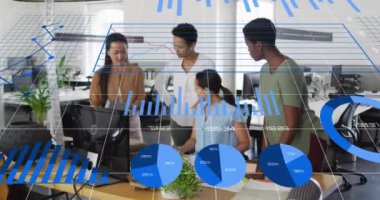 Muhtelif meslektaşların ofiste toplanması üzerine finansal veri işleme animasyonu. Küresel finansman, iş ve dijital arayüz kavramı dijital olarak oluşturulmuş video.