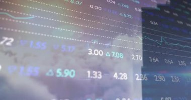 Şehir haritası üzerinde şema ve borsa animasyonları. Küresel teknoloji ve dijital arayüz konsepti dijital olarak oluşturulmuş video.