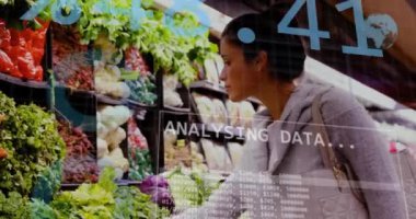 Kafkas kadın alışverişi üzerine veri işleme animasyonu. Teknoloji, alışveriş ve dijital arayüz kavramı dijital olarak oluşturulmuş video.