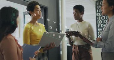 Klavye ve diyagramların animasyonu iş tartışan çeşitli meslektaşlar üzerine. İş, teknoloji ve dijital arayüz kavramı dijital olarak oluşturuldu.