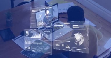 Veri işleme ve diyagramlarının animasyonu. Çeşitli erkek öğretmen ve öğrencilerin video araması üzerine. Teknoloji, eğitim ve dijital arayüz kavramı dijital olarak oluşturulmuş video.