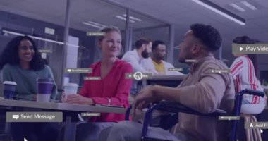 Sosyal medya simgelerinin, çeşitli meslektaşların ofiste çalışmaları tartışması üzerine metinleri olan animasyonları. Küresel sosyal medya, iş ve dijital arayüz kavramı dijital olarak oluşturulmuş video.