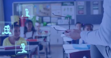 Sınıftaki çeşitli erkek öğretmen ve öğrencilerin dijital kimlik profillerinin incelenmesi. Eğitim, öğrenme, bağlantı, dijital arayüz ve iletişim, dijital olarak oluşturulmuş video.