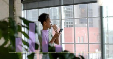 Afro-Amerikan iş kadınının ofisindeki finansal veri işleme animasyonu. Küresel finans, iş, bağlantılar, hesaplama ve veri işleme kavramı dijital olarak oluşturulmuş video.