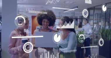 Muhtelif meslektaşların ofiste iş görüşmesi üzerine finansal veri işleme animasyonu. Küresel iş, finans, bilgisayar ve dijital arayüz kavramı dijital olarak oluşturulmuş video.