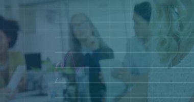 Çeşitli iş adamlarının iş görüşmeleri üzerine veri işleme ve diyagramların animasyonu. Teknoloji, iş ve dijital arayüz kavramı dijital olarak oluşturulmuş video.