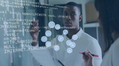 Veri işleme animasyonları ve çeşitli iş adamlarının ofiste iş görüşmesi üzerine simgeler. Teknoloji ve dijital arayüz kavramı dijital olarak oluşturuldu.