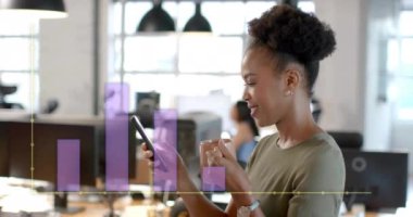 Afro-Amerikan iş kadınının ofisindeki finansal veri işleme animasyonu. Küresel finans, iş, bağlantılar, hesaplama ve veri işleme kavramı dijital olarak oluşturulmuş video.