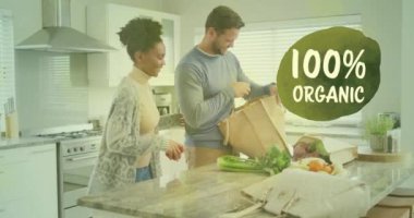 Mutfakta sağlıklı yemek hazırlayan çeşitli çiftler üzerine% 100 organik metin animasyonu. Organik gıda, sağlıklı beslenme ve pişirme konsepti dijital olarak oluşturulmuş video.