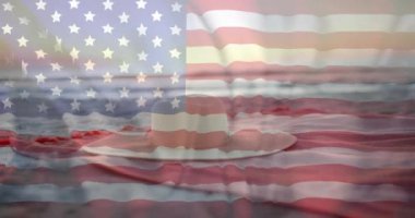 Plaj havlusu ve güneşli sahilde güneş şapkası dalgalanan Amerikan bayrağının animasyonu. Amerika, yaz, tatiller, rahatlama, yaşam tarzı, kutlama ve vatanseverlik, dijital olarak üretilen video.