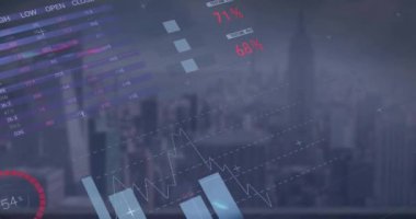 Şehir manzarası üzerinde şema ve veri işleme animasyonları. Küresel teknoloji, iş ve dijital arayüz kavramı dijital olarak oluşturulmuş video.