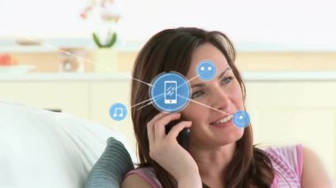 Akıllı telefondan konuşan beyaz kadın üzerindeki ikonlarla olan bağlantıların animasyonu. Dijital olarak oluşturulmuş küresel bağlantılar, iletişim, yaşam tarzı ve dijital arayüz kavramı.