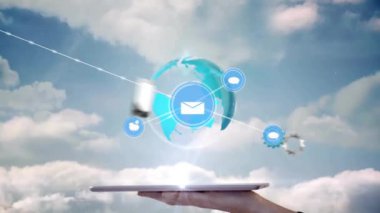 Dünya ve tablet üzerindeki simgelerle bağlantı ağının animasyonu. İş ve dijital arayüz kavramı dijital olarak oluşturulmuş video.