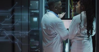 Bilgisayar sunucuları tarafından dizüstü bilgisayarı olan Afro-Amerikan teknisyenlerin veri işleme animasyonu. Dijital olarak oluşturulmuş küresel bağlantılar, hesaplama ve veri işleme kavramı.