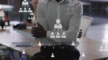 Mutlu Afro-Amerikan iş adamı üzerine medya simgeleri ve veri işleme animasyonları. Teknoloji, bilim ve dijital arayüz kavramı dijital olarak oluşturulmuş video.