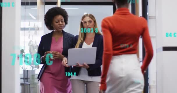 オフィスでの作業を議論する多様な女性の同僚を超えたデータ処理のアニメーション テクノロジー ビジネス デジタルインターフェースのコンセプトデジタル生成ビデオ — ストック動画