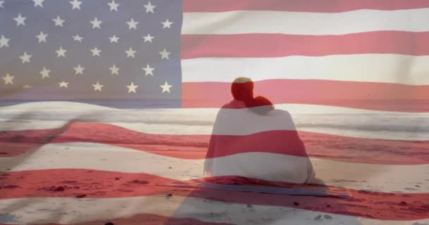 Animación Bandera Americana Sobre Feliz Pareja Diversa Envuelta Alfombra Abrazo — Vídeo de stock