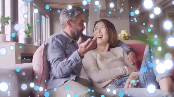 自宅でソファーに抱擁する多様なカップルにわたる光スポットのアニメーション トータルネス ライフスタイルのコンセプトデジタル生成ビデオ — ストック動画