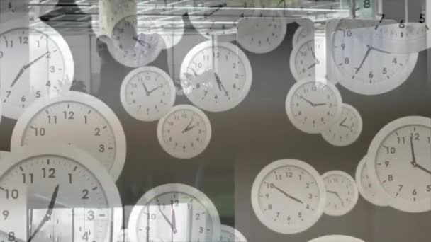Animacja Przesuwania Zegarów Nad Różnymi Kolegami Dyskutującymi Pracy Biurze Koncepcja — Wideo stockowe