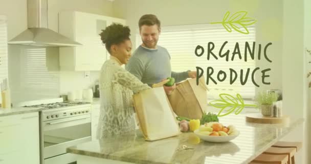 Animație Text Produse Organice Peste Diverse Cupluri Care Pregătesc Mâncare — Videoclip de stoc