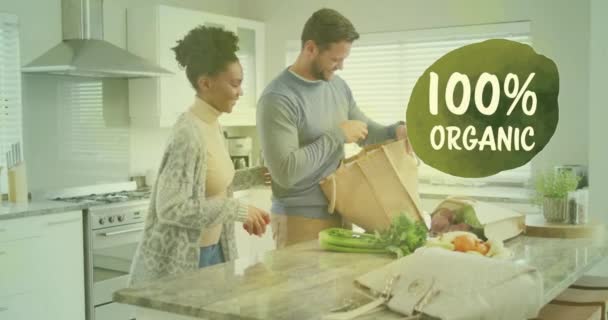 Mutfakta Sağlıklı Yemek Hazırlayan Çeşitli Çiftler Üzerine 100 Organik Metin — Stok video