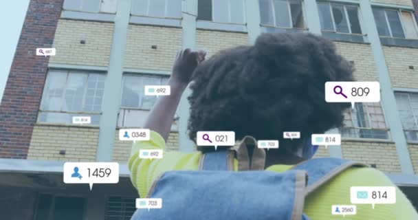 Animace Mediálních Ikon Nad Africkou Američankou Batohu Koncept Sociálních Médií — Stock video