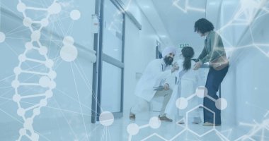 Melez erkek doktor ile kız hasta arasındaki tıbbi veri işleme görüntüsü. Küresel sağlık, bilim, tıp, araştırma ve veri işleme kavramı dijital olarak oluşturulmuş görüntü.