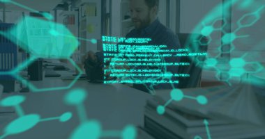 Beyin ve tıbbi veri işleme arayüzündeki görüntü, VR kulaklık kullanan adamın üzerinde. küresel tıbbi araştırma teknolojisi ve dijital arayüz konsepti, dijital olarak oluşturulmuş görüntü.