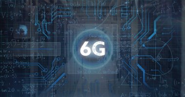 Sunucu odasına karşı matematiksel denklemler üzerinden 6G metin ve mikro işlemci bağlantılarının resmi. Bilgisayar arayüzü ve iş veri depolama teknolojisi kavramı