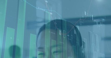 Ofisteki telefon kulaklığı kullanan Asyalı iş kadınının mali veri işleme görüntüsü. Küresel iş ve dijital arayüz kavramı dijital olarak oluşturulmuş görüntü.