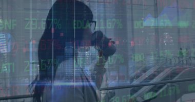 Asyalı iş kadını yürürken veri işleme görüntüsü. küresel iş, finans, bağlantılar ve dijital arayüz konsepti dijital olarak oluşturulmuş görüntü.