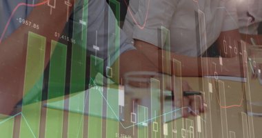 İş adamları üzerinde finansal veri işleme görüntüsü. global business, finans, data işleme ve dijital arayüz kavramı dijital olarak oluşturuldu.