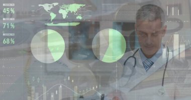 Kafkas erkek doktor üzerinden veri işleme ve banknotların görüntüsü. Küresel tıp, bilgisayar ve dijital arayüz kavramı dijital olarak oluşturulmuş görüntü.