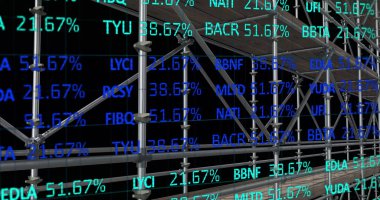 İskele üzerinde finansal veri işleme resmi. küresel gelişim, iş dünyası, dijital arayüz ve dijital olarak oluşturulan veri işleme kavramı.