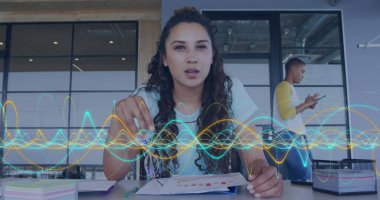 Ofisteki çift ırklı iş kadınının veri işleme görüntüsü. Küresel iş, bağlantılar, dijital arayüz, hesaplama ve veri işleme kavramı dijital olarak oluşturuldu.