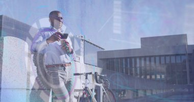 Afro-Amerikan iş adamının akıllı telefon kullanarak veri işleme görüntüsü. Küresel iş, bilgisayar ve dijital arayüz kavramı dijital olarak oluşturulmuş görüntü.