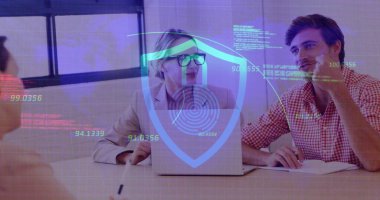 Mutlu beyaz kadın ve erkek iş arkadaşlarının üzerinde asma kilit olan dijital kalkan görüntüsü. İş, veri işleme, güvenlik, bağlantılar ve teknoloji konsepti dijital olarak oluşturulmuş görüntü.