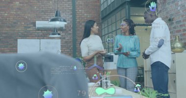 Ofiste ayakta duran ve tartışan çeşitli iş arkadaşlarının birden fazla simgesi. Dijital bileşik, çoklu maruz kalma, tehlikeli, geri dönüşüm, planlama, takım çalışması ve teknoloji konsepti.