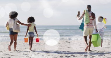Afro-Amerikan ailesinin güneşli plajda yürüdüğü noktalar. Sağlıklı ve aktif plaj tatili konsepti dijital olarak oluşturuldu.