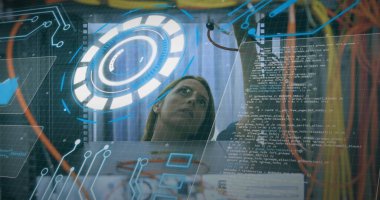 Kafkasyalı kadın mühendisin bilgisayar sunucusunun kablolarını tamir ederken görüntüsü. küresel bağlantılar, veri işleme ve hesaplama kavramı dijital olarak oluşturulmuş resim.