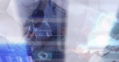 VR kulaklık takan Afro-Amerikan baba ve oğlunun farklı verileri. aile, birliktelik, teknoloji konseptiyle dijital olarak oluşturulmuş imaj.