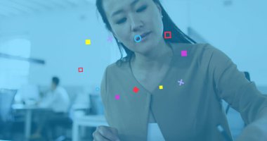 Ofisteki Asyalı kadın üzerinde geometrik şekiller. İş, ağ, bağlantılar, iletişim ve teknoloji konsepti dijital olarak oluşturulmuş görüntü.