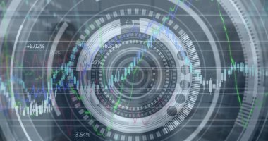 Yürüyen iş adamları üzerinde finansal veri işleme ve tarama görüntüsü. küresel iş, finans ve dijital arayüz kavramı dijital olarak oluşturulmuş görüntü.