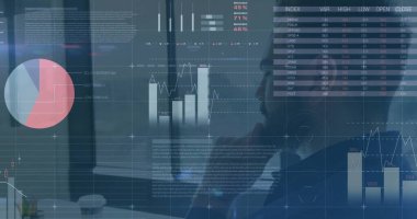 Kafkas işadamının mali veri işleme görüntüsü. Küresel iş, finans, iletişim, bilgisayar ve dijital arayüz kavramı dijital olarak oluşturuldu.