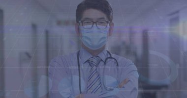 Yüz maskeli Asyalı bir erkek doktorun veri işleme görüntüsü. covid 19 pandemik konsept sırasında dijital olarak üretilen küresel tıp ve veri işleme.