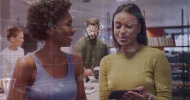 Ofiste çalışan çeşitli iş adamlarının finansal veri işleme görüntüsü. Küresel iş, finans ve dijital arayüz kavramı dijital olarak oluşturulmuş görüntü.