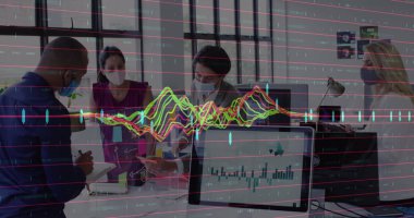 Yüz maskesi takan çeşitli iş adamlarının finansal veri işleme görüntüsü. Dijital olarak üretilen covid 19 salgın konsepti sırasında küresel iş, finans ve dijital arayüz.