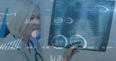 Röntgen taramasına bakan kadın doktor ve hastanın veri işleme ve istatistikleri. tıp, dijital arayüz ve veri işleme kavramı dijital olarak oluşturulmuş görüntü.